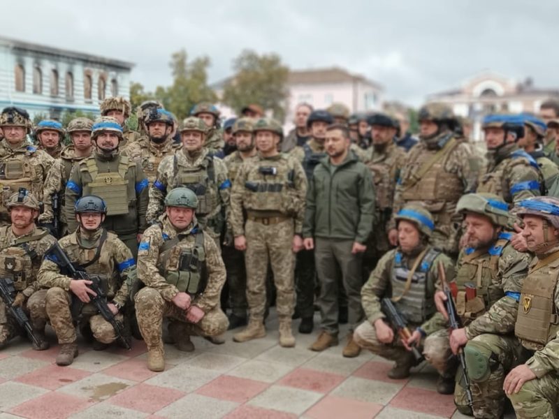 У звільнений від окупантів Ізюм приїхав Зеленський – щоб разом з десантниками підняти прапор України (ФОТО)