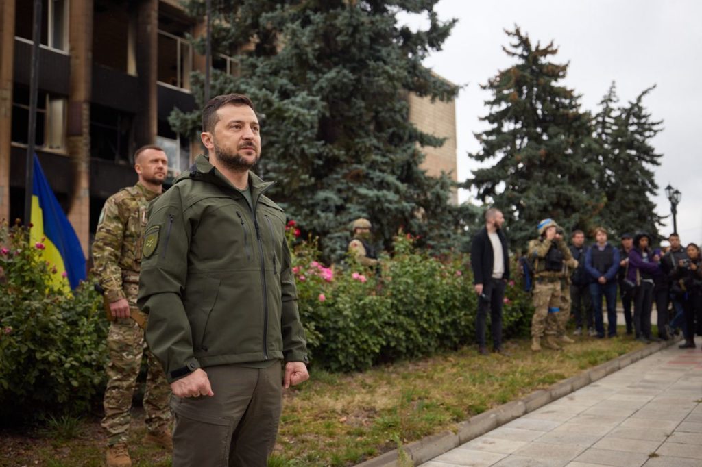 У звільнений від окупантів Ізюм приїхав Зеленський – щоб разом з десантниками підняти прапор України (ФОТО) 19