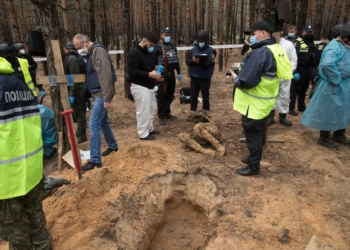 «Росія залишає по собі тільки смерть і страждання»: Зеленський опублікував фото з місця масового поховання людей в Ізюмі (ФОТО)