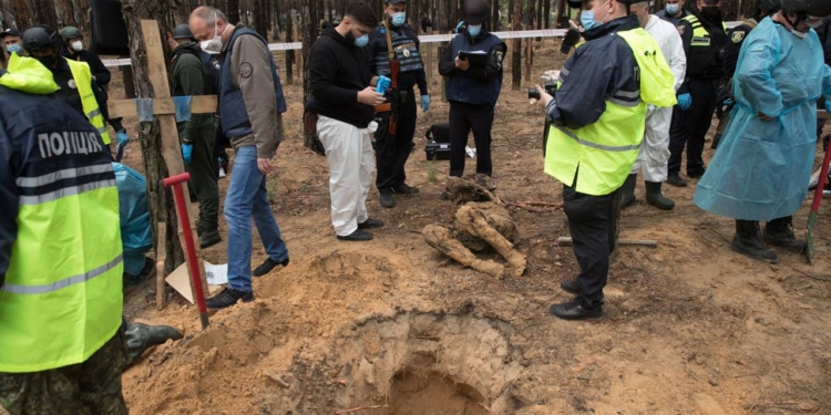«Росія залишає по собі тільки смерть і страждання»: Зеленський опублікував фото з місця масового поховання людей в Ізюмі (ФОТО)