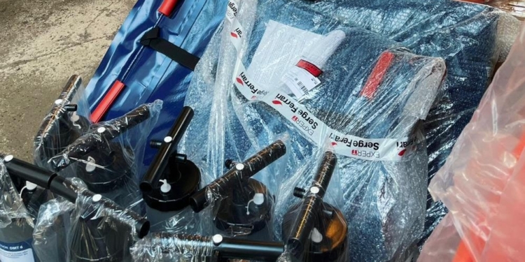 Дві лікарні Миколаєва отримали від благодійників дефібрилятори та ноші (ФОТО)