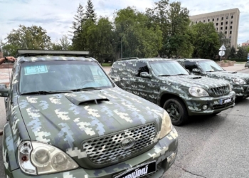 В Миколаєві волонтери передали чотири позашляховики на потреби українських військових (ФОТО)