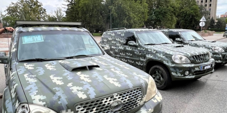 В Миколаєві волонтери передали чотири позашляховики на потреби українських військових (ФОТО)