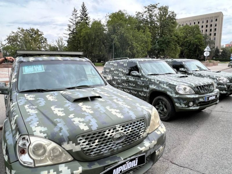 В Миколаєві волонтери передали чотири позашляховики на потреби українських військових (ФОТО)