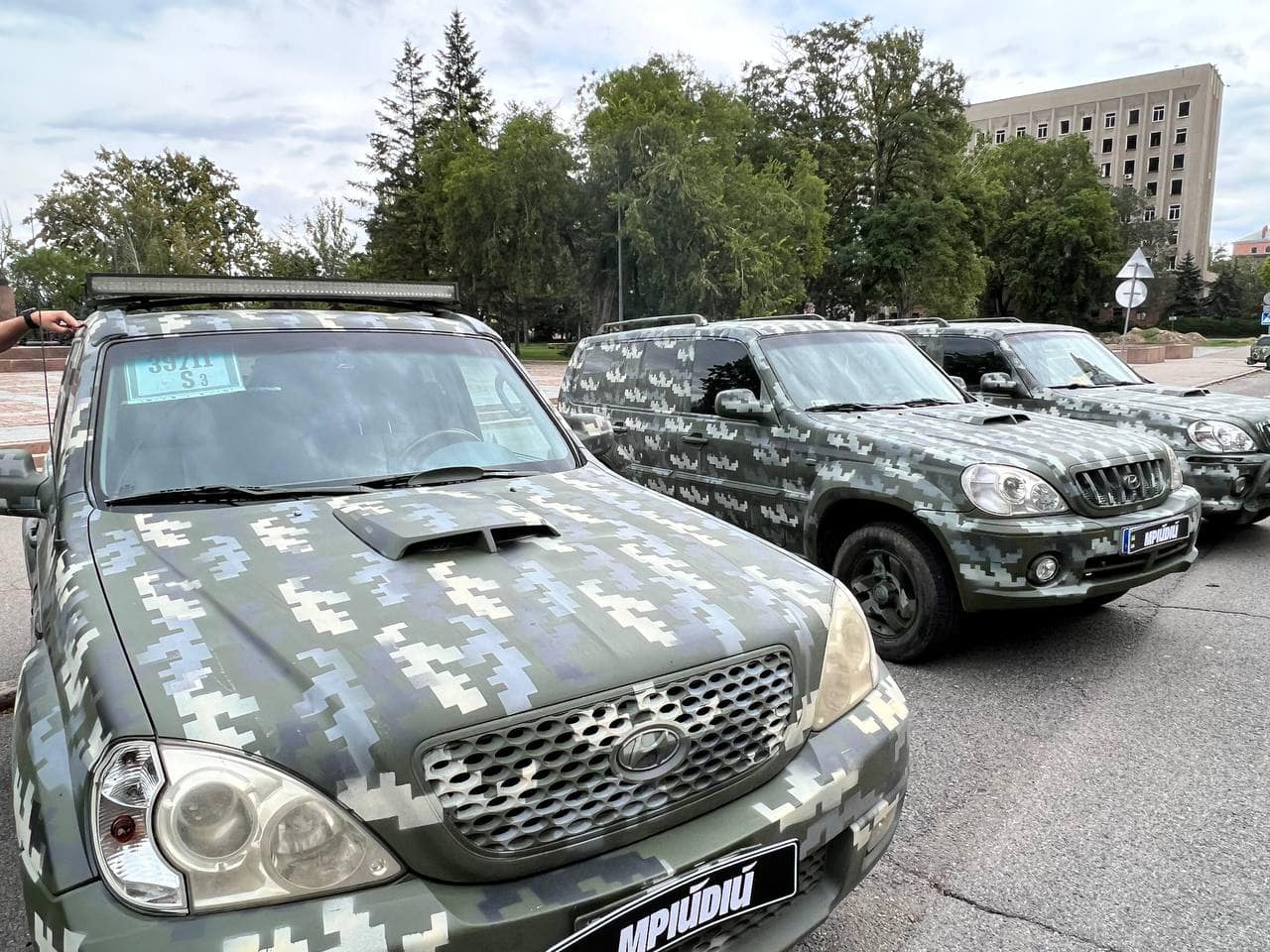 В Миколаєві волонтери передали чотири позашляховики на потреби українських військових (ФОТО)