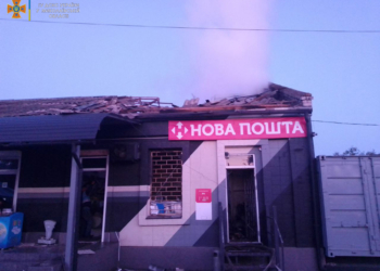Через російські обстріли в Миколаївському районі палав магазин та відділення «Нової Пошти» (ФОТО)