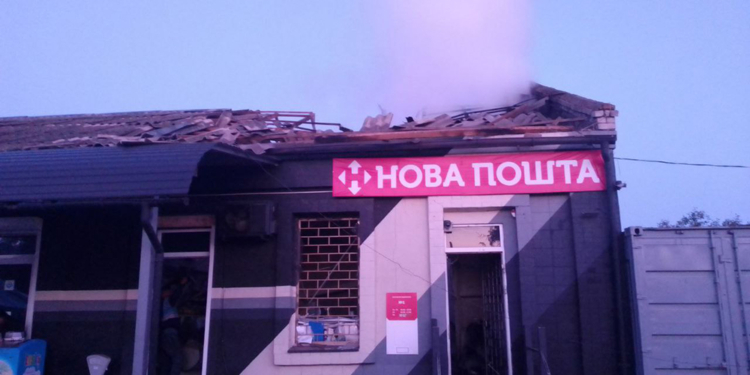 Через російські обстріли в Миколаївському районі палав магазин та відділення «Нової Пошти» (ФОТО)