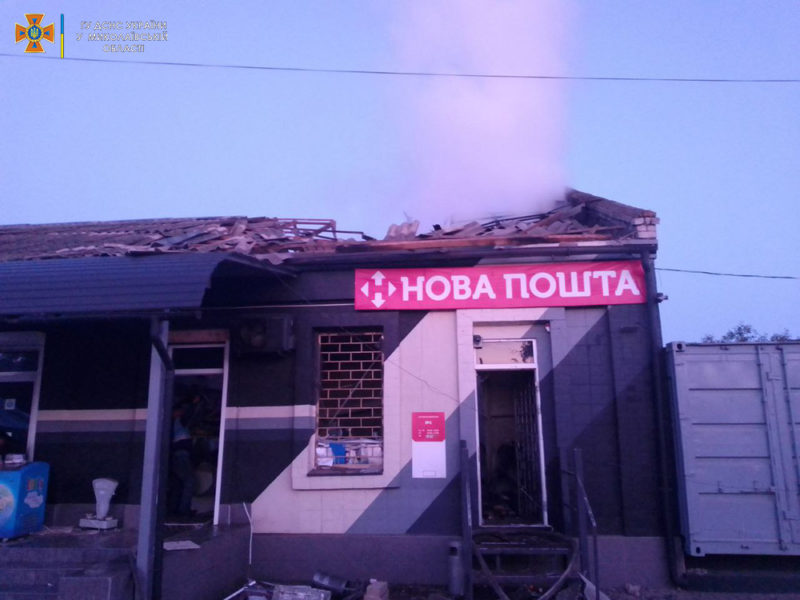 Через російські обстріли в Миколаївському районі палав магазин та відділення «Нової Пошти» (ФОТО)
