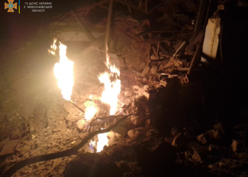 На Миколаївщині через обстріли горів газопровод (ФОТО)