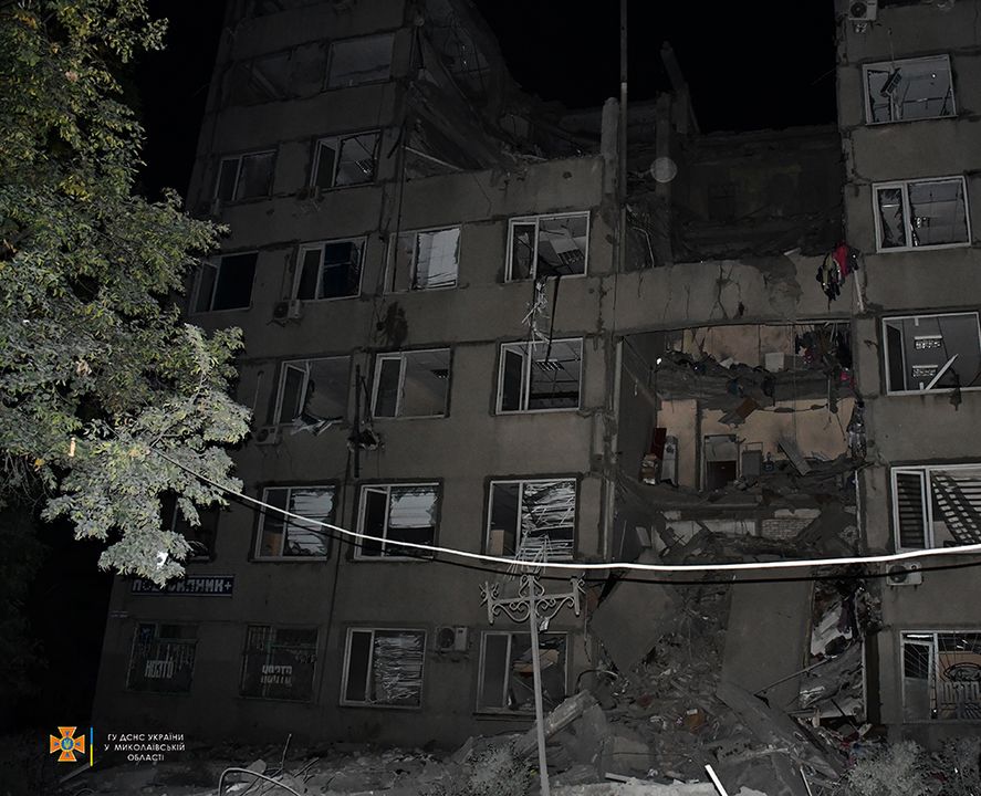 Внаслідок обстрілів в Миколаєві суттєво пошкоджені багатоповерхові будинки (ФОТО) 1