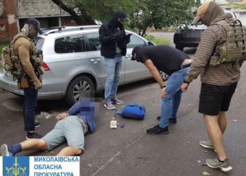 В Миколаєві СБУ затримала 2 агентів рф – один корегував вогонь по Варварівському мосту та полював на HIMARS, інший допомагав інформаційно (ФОТО, ВІДЕО)