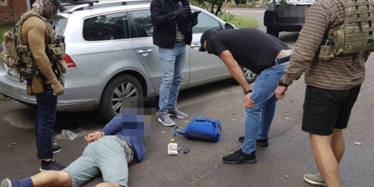 В Миколаєві СБУ затримала 2 агентів рф – один корегував вогонь по Варварівському мосту та полював на HIMARS, інший допомагав інформаційно (ФОТО, ВІДЕО)