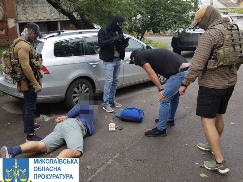 В Миколаєві СБУ затримала 2 агентів рф – один корегував вогонь по Варварівському мосту та полював на HIMARS, інший допомагав інформаційно (ФОТО, ВІДЕО)
