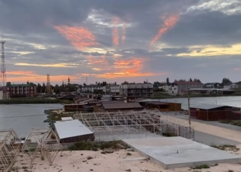 Природа натякає. В небі над окупованою Арабатською Стрілкою з’явився тризуб (ВІДЕО)