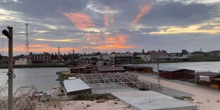 Природа натякає. В небі над окупованою Арабатською Стрілкою з’явився тризуб (ВІДЕО)