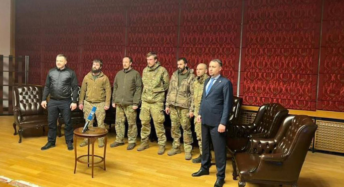 З полону звільнили 215 захисників України –  200 з них поміняли на Медведчука. На волі команди “Азову” Редіс і Калина. Повний список. (ФОТО, ВІДЕО)