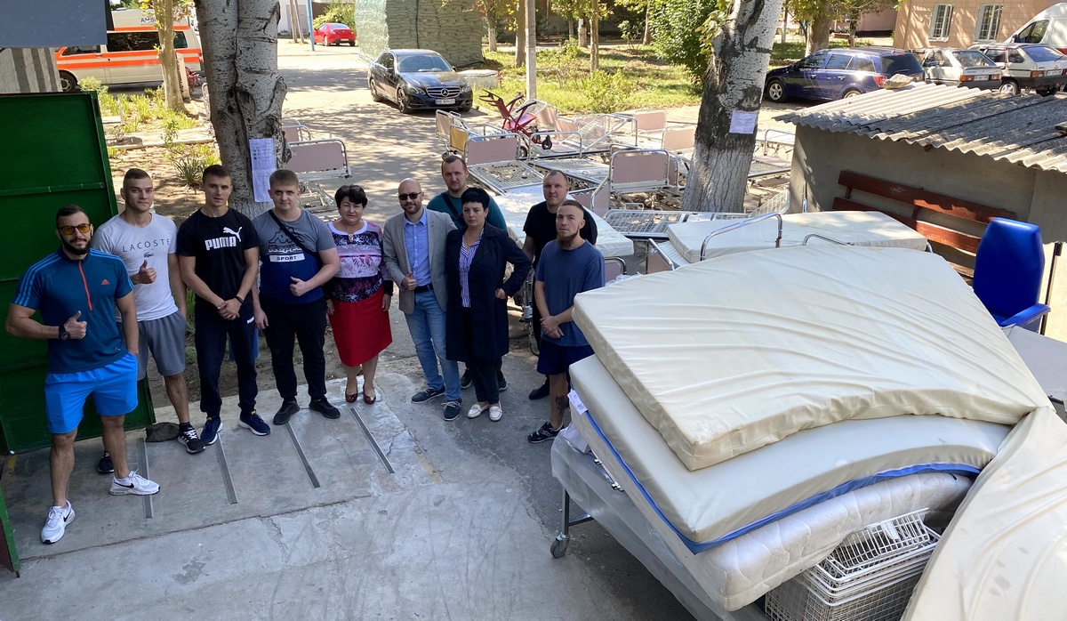 Гуманітарний штаб Ганни Замазєєвої передав медзакладу Миколаєва 20 багатофункціональних ліжкок (ФОТО)