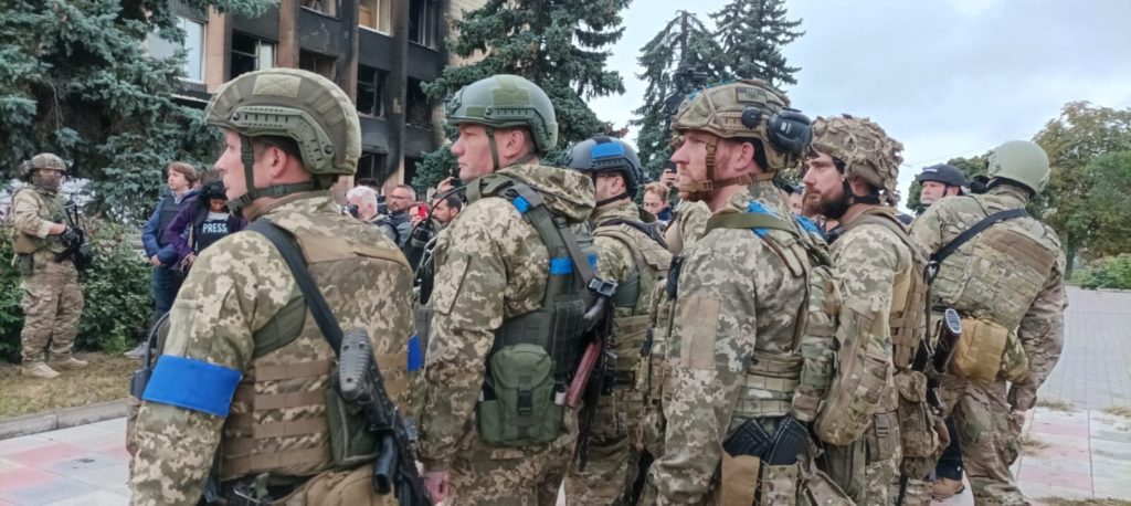 У звільнений від окупантів Ізюм приїхав Зеленський – щоб разом з десантниками підняти прапор України (ФОТО) 7