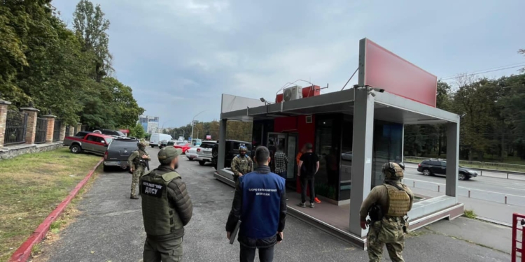 Завозили авто під виглядом гумдопомоги й продавали їх – на Київщині викрили схему (ФОТО)