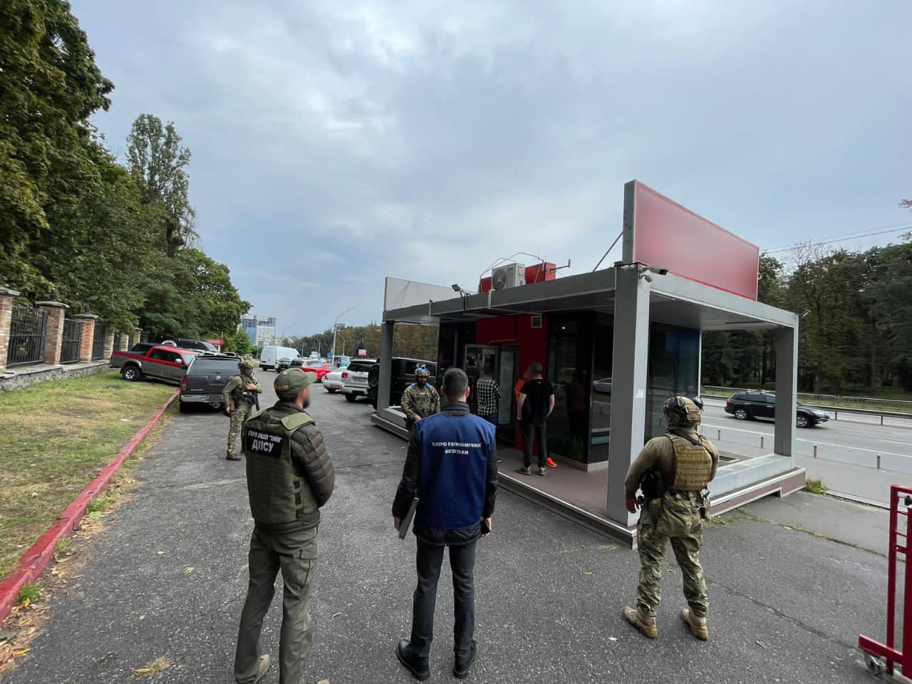 Завозили авто під виглядом гумдопомоги й продавали їх – на Київщині викрили схему (ФОТО)