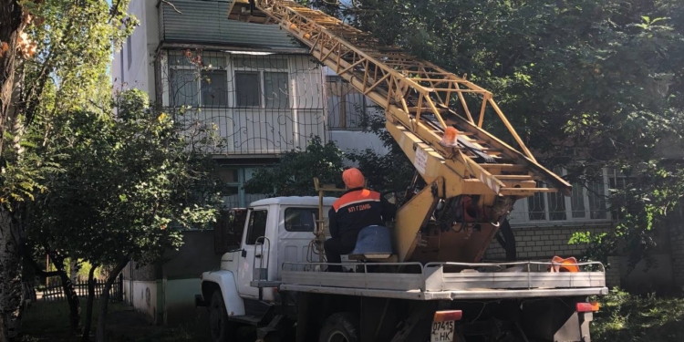 Миколаїв готується до опалювального сезону: комунальники закривають ОСБ-плитами пошкоджені російськими обстрілами вікна в багатоповерхівках (ФОТО)