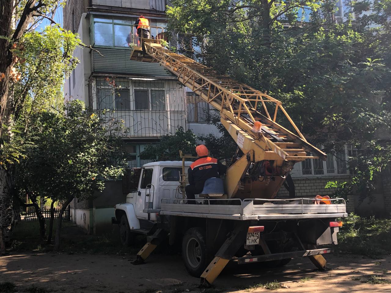 Миколаїв готується до опалювального сезону: комунальники закривають ОСБ-плитами пошкоджені російськими обстрілами вікна в багатоповерхівках (ФОТО)