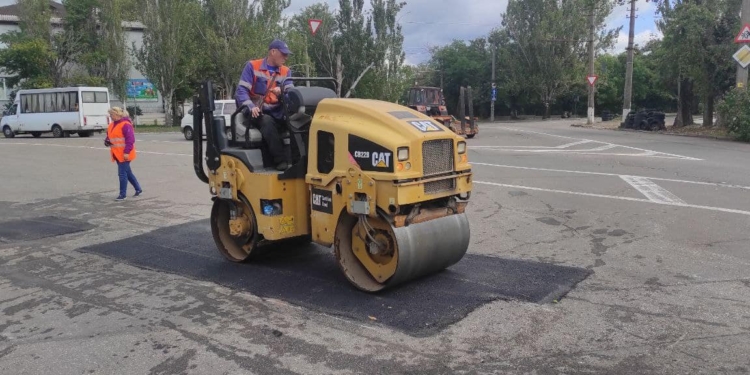 У Миколаєві здійснюють ямковий ремонт доріг (ФОТО, ВІДЕО)