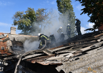 В центрі Миколаєва загасили пожежу приватного будинку (ФОТО, ВІДЕО)