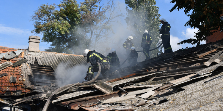 В центрі Миколаєва загасили пожежу приватного будинку (ФОТО, ВІДЕО)