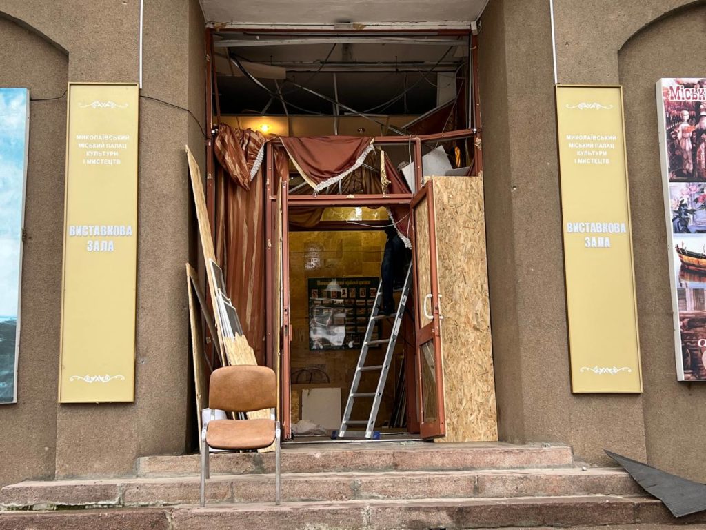 Пошкоджено мінімум 8 багатоповерхівок, магазини, виставкова зала – мер Миколаєва показав наслідки нічної ракетної атаки по центру міста (ФОТО) 7