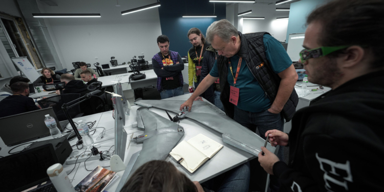 Двісті учасників першого оборонного хакатону IDI Camp запропонували свої розробки для українського війська (ФОТО)