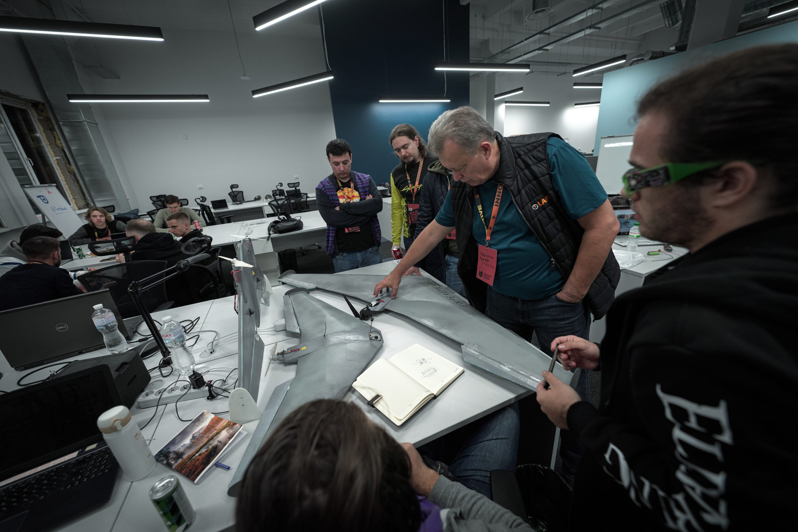 Двісті учасників першого оборонного хакатону IDI Camp запропонували свої розробки для українського війська (ФОТО)