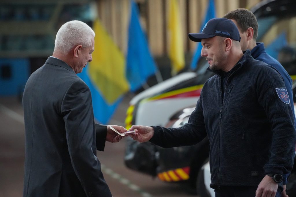Рятувальники Миколаївщини отримали нагороди і 5 нових спеціальних автомобілів (ФОТО) 7