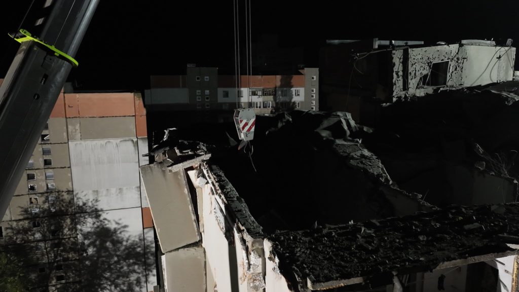 Рятувальна операція в Миколаєві на місці нічної ракетної атаки росіян по житловому будинку (ФОТО, ВІДЕО) 7
