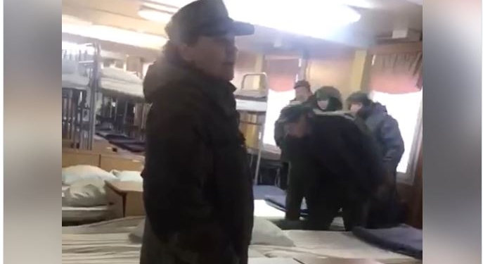 “Спальників нема, медикаментів нема, кров будете зупиняти тампонами і прокладками”, – мобілізованим в рф радять збиратися на забій за свої гроші (ВІДЕО)