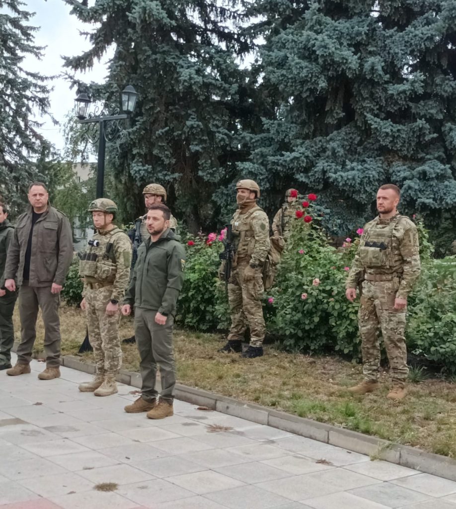 У звільнений від окупантів Ізюм приїхав Зеленський – щоб разом з десантниками підняти прапор України (ФОТО) 9