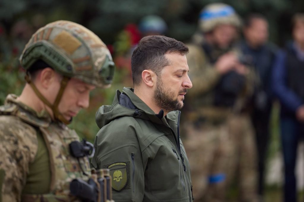 У звільнений від окупантів Ізюм приїхав Зеленський – щоб разом з десантниками підняти прапор України (ФОТО) 23