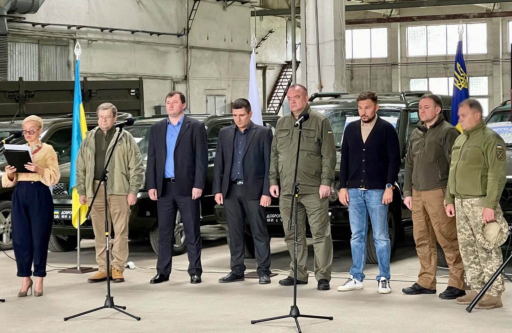 На Миколаївщині «Енергоатом» передав захисникам України 10 позашляховиків та 4 вантажних автомобілі (ФОТО) 9