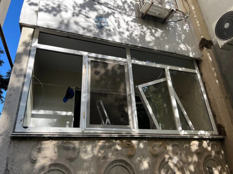 Миколаїв. Окрім будинку, в який вночі влучила ракета, постраждали ще 6 багатоповерхівок і понад 20 авто – мер (ФОТО)