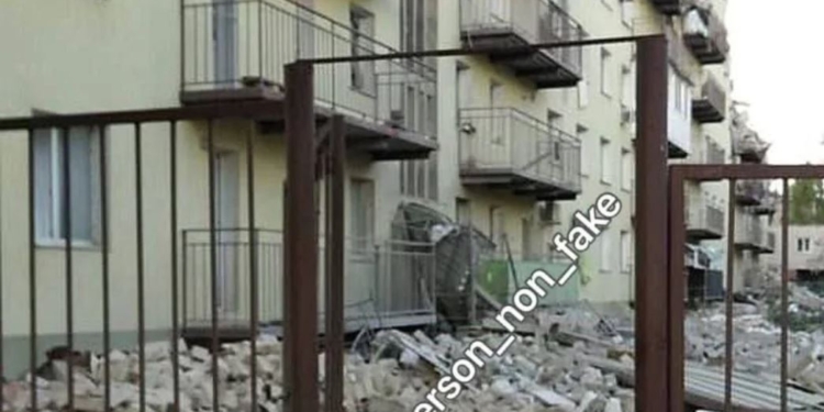 Вночі у Херсоні були вибухи, в місті кажуть, що влучили в гуртожиток з кадирівцями і фсбшниками (ФОТО, ВІДЕО)