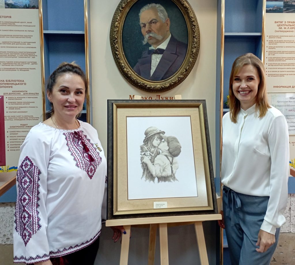 Перша з початку російського вторгнення: в Миколаєві відкрилась персональна виставка вишивальниці Єлизавети Козирєвої (ФОТО) 11