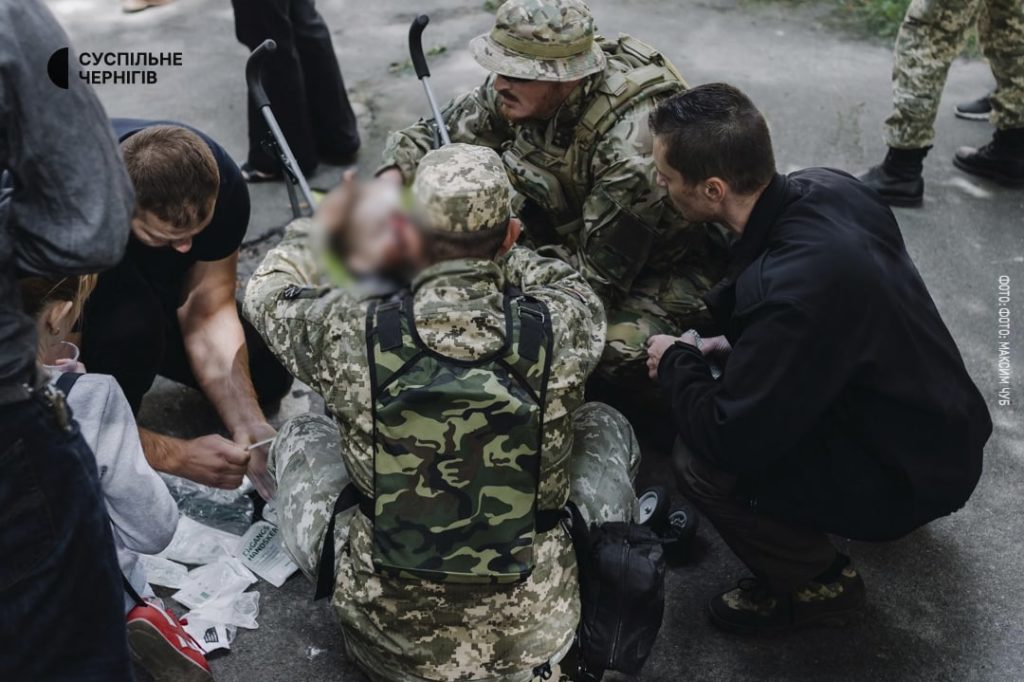 В Чернігові на виставці боєприпасів пролунав вибух – троє дітей поранено (ФОТО) 11