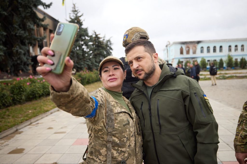 У звільнений від окупантів Ізюм приїхав Зеленський – щоб разом з десантниками підняти прапор України (ФОТО) 25