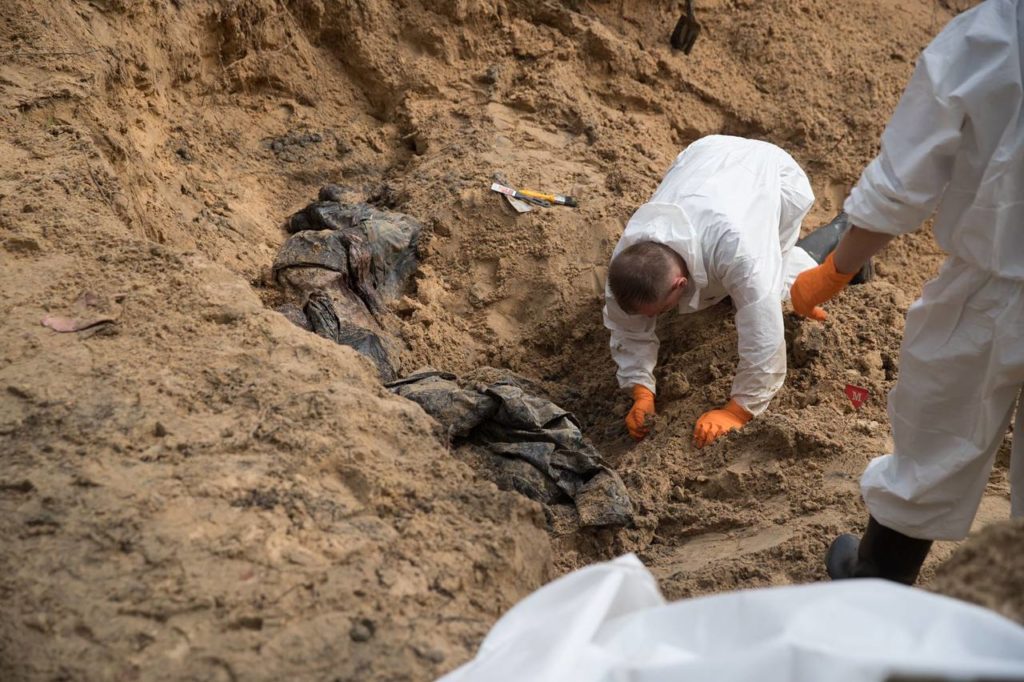 «Росія залишає по собі тільки смерть і страждання»: Зеленський опублікував фото з місця масового поховання людей в Ізюмі (ФОТО) 11