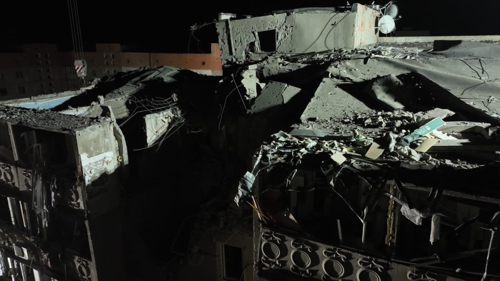 Рятувальна операція в Миколаєві на місці нічної ракетної атаки росіян по житловому будинку (ФОТО, ВІДЕО) 11