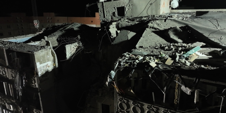Рятувальна операція в Миколаєві на місці нічної ракетної атаки росіян по житловому будинку (ФОТО, ВІДЕО)