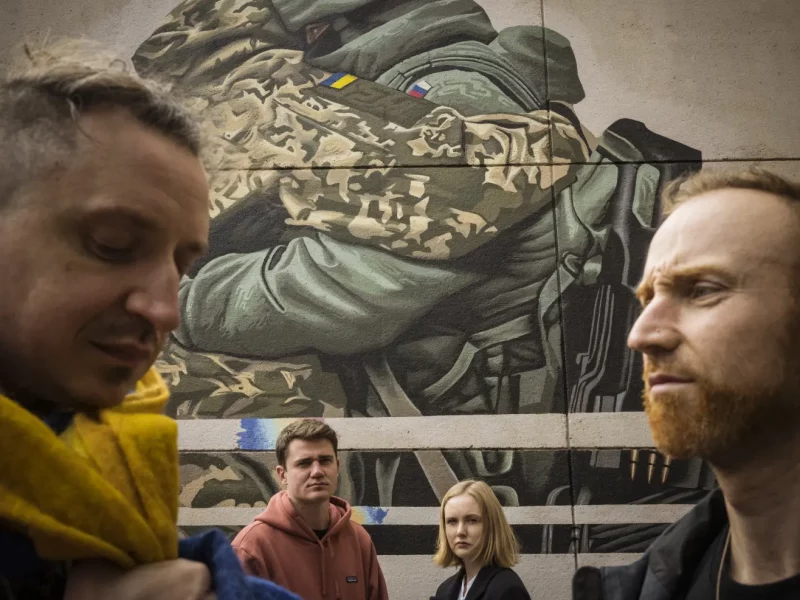 В Австралії художник замалював свій мурал про братання українських и російських солдат і вибачився (ФОТО)