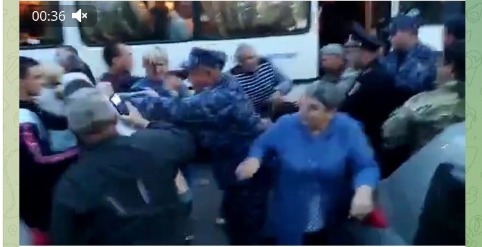 На Омщині в рф мобілізовані побилися з поліцейськими – хотіли прихопити декількох з собою на війну (ВІДЕО)