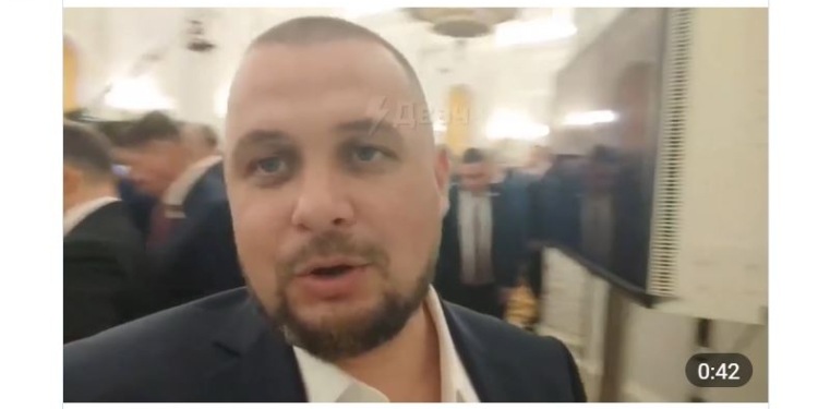 Він просто переклав виступ путіна. Бойовик “ДНР” з Кремля: “Всех победим, всех убьем, всех кого надо ограбим, все будет как мы любим” (ВІДЕО)