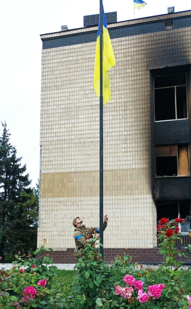 У звільнений від окупантів Ізюм приїхав Зеленський – щоб разом з десантниками підняти прапор України (ФОТО) 13